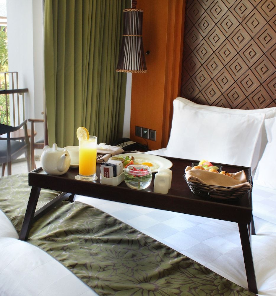 Deluxe Room, 1 Queen Bed, Pool View