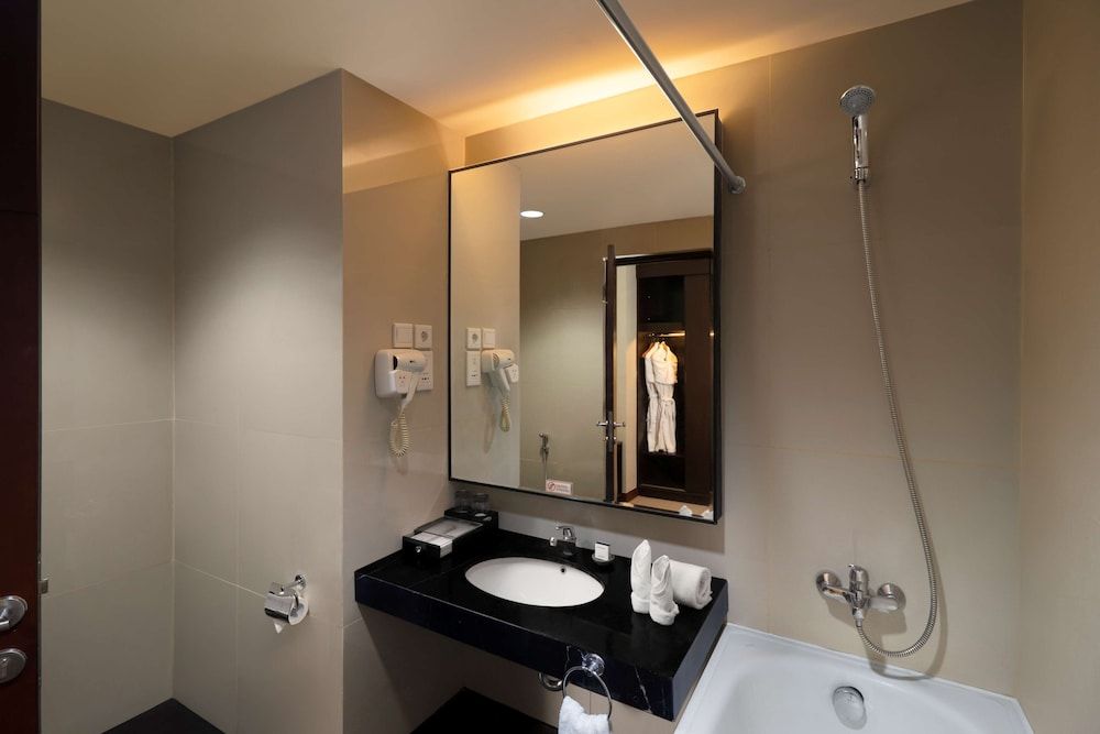 Best Western The Lagoon Hotel Suite, 1 King Bed, Bathtub, Sea View (Living Room) 5