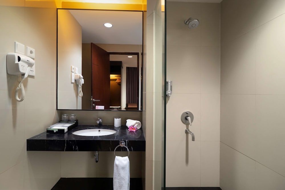 Best Western The Lagoon Hotel Deluxe Room, 1 Queen Bed, Smoking, Sea View 5