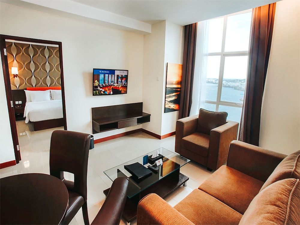 Best Western The Lagoon Hotel Suite, 1 King Bed, Bathtub, Sea View (Living Room) 7