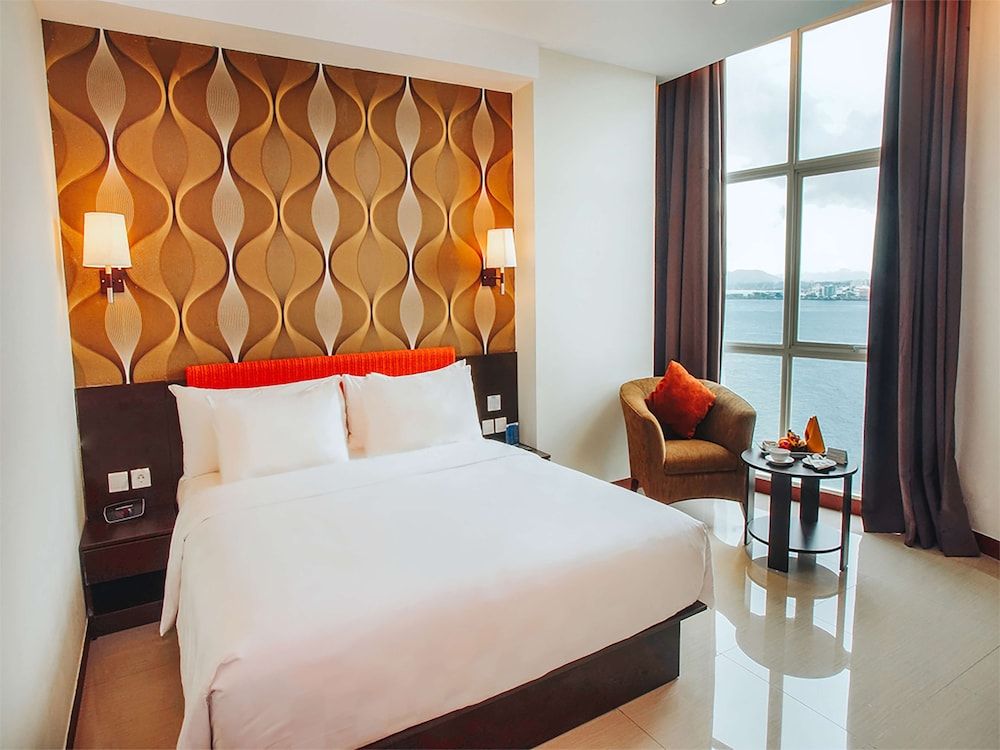 Best Western The Lagoon Hotel Suite, 1 King Bed, Bathtub, Sea View (Living Room) 4