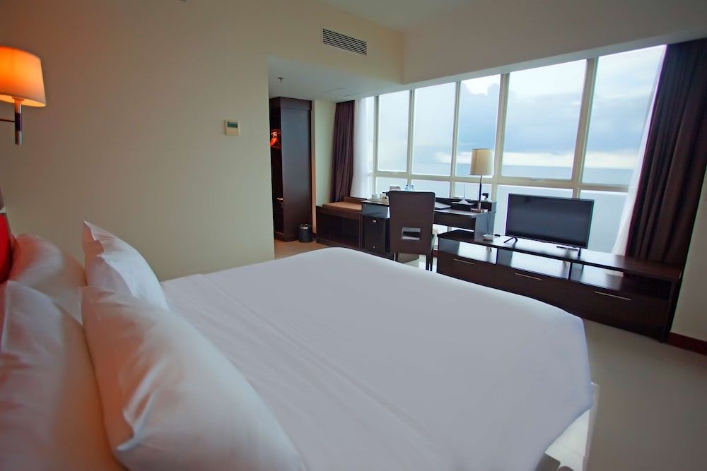 Best Western The Lagoon Hotel Deluxe Room, 1 Queen Bed, Smoking, Sea View