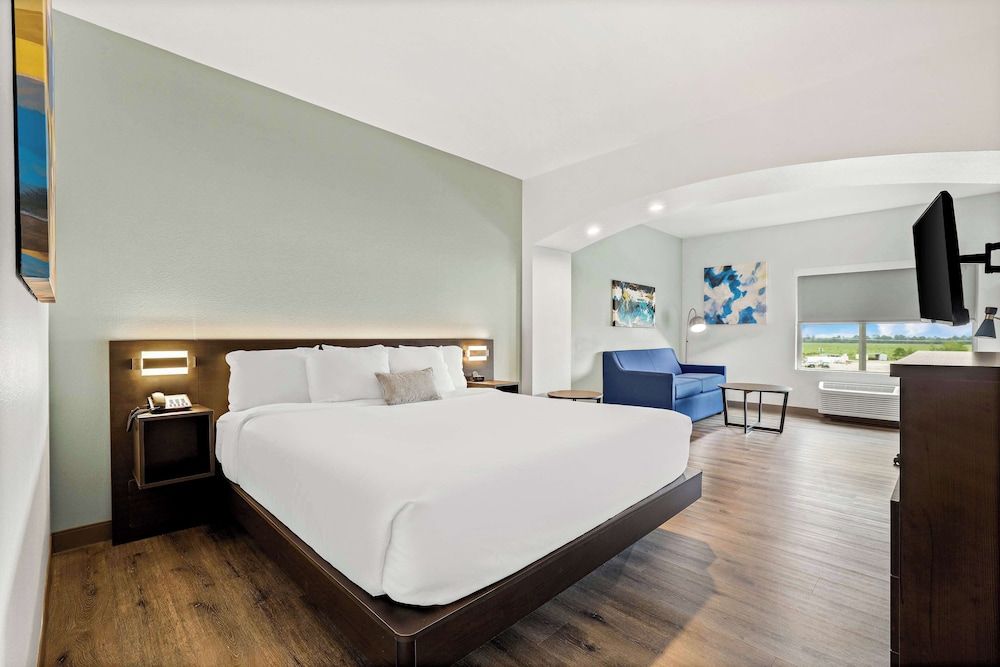 Suite, 1 King Bed, Non Smoking, Refrigerator & Microwave