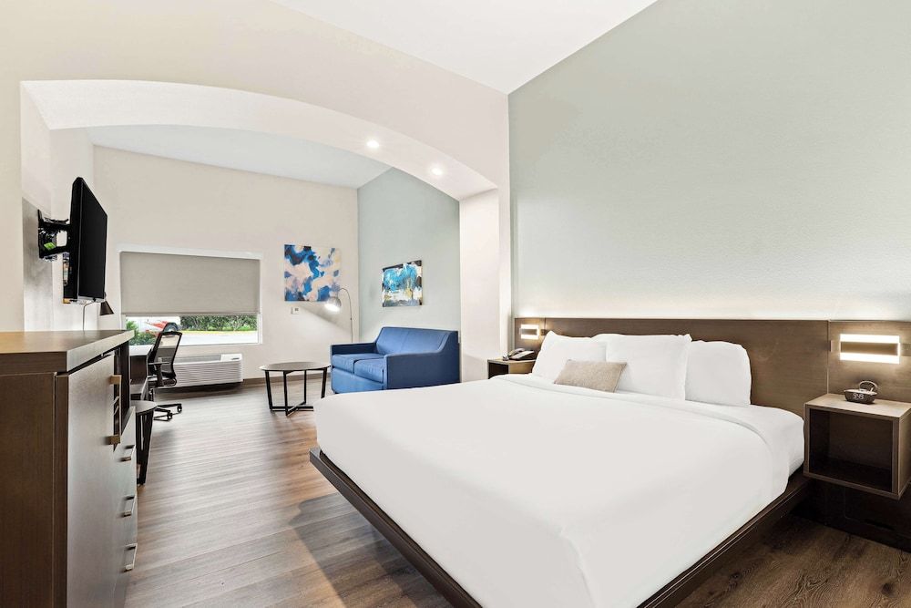 Suite, 1 King Bed, Accessible, Refrigerator & Microwave