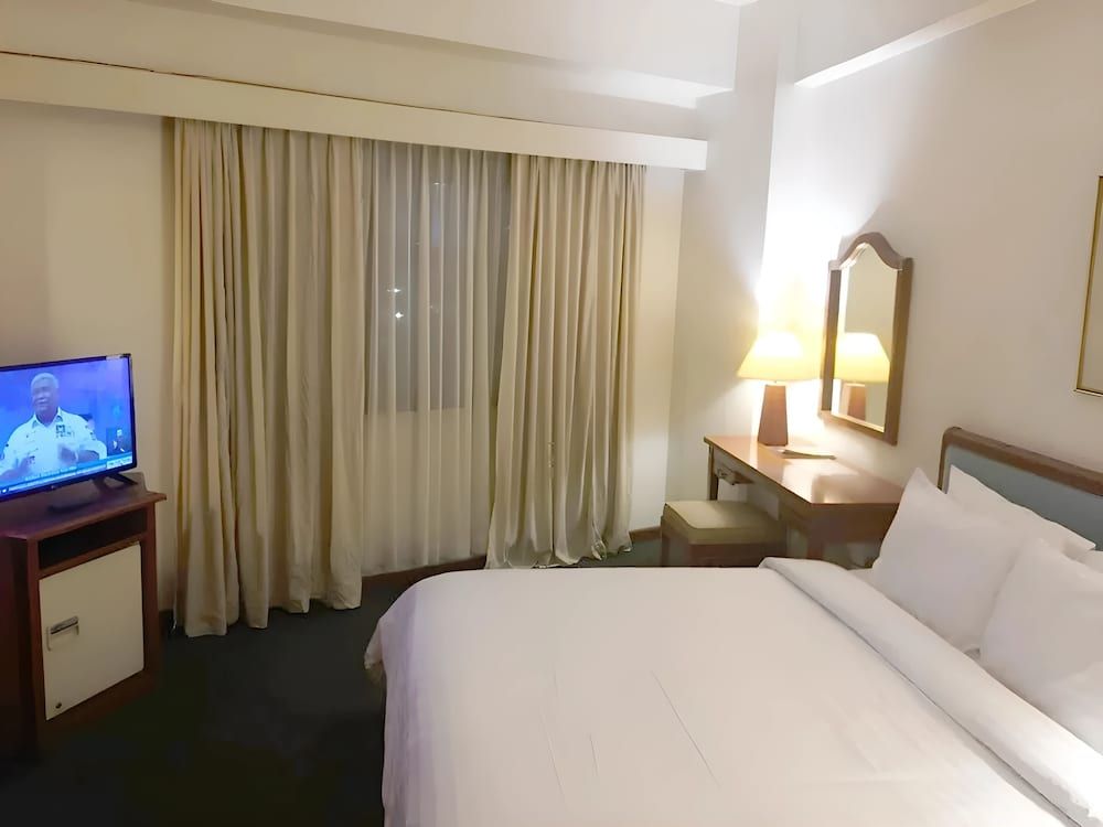 Paragon Gallery Hotel Deluxe King Room Only 2