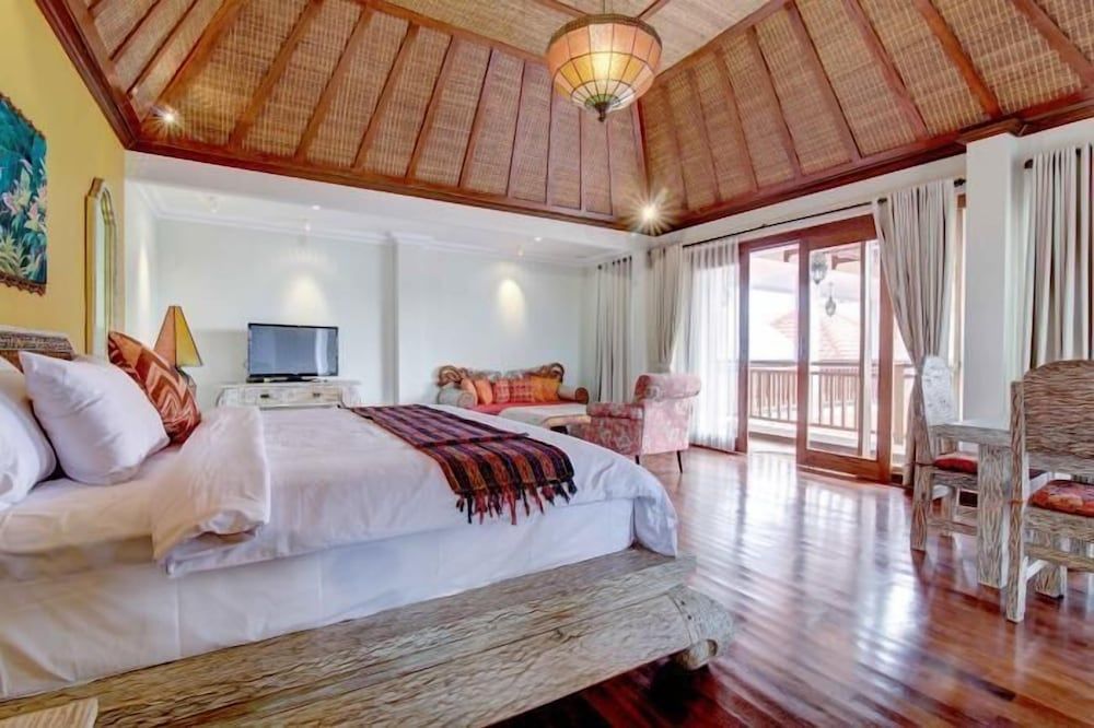 Suite, Pool View