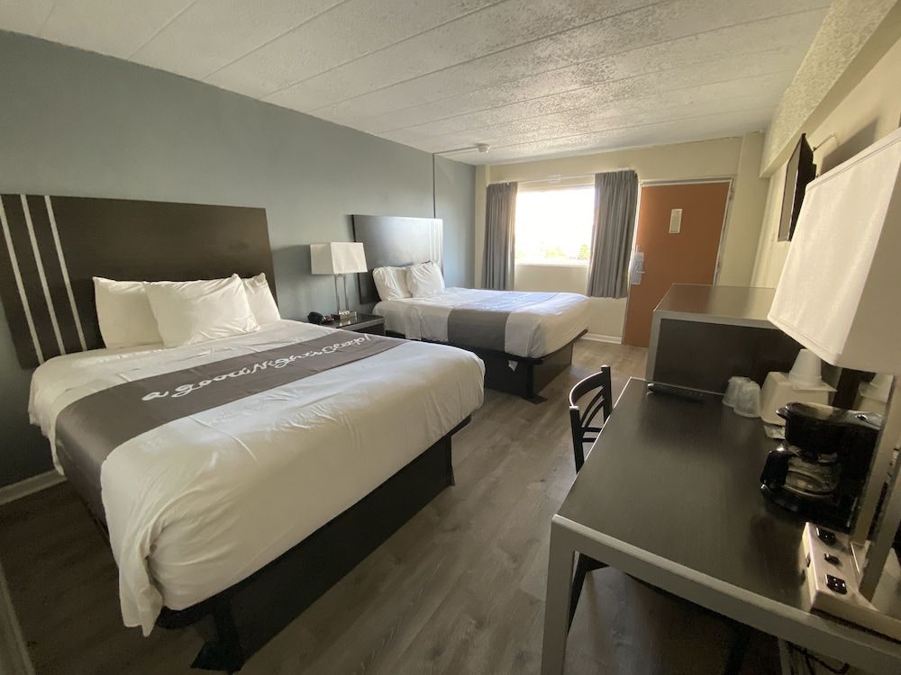 Red Carpet Inn & Suites Standard Room, 2 Queen Beds, Non Smoking 20