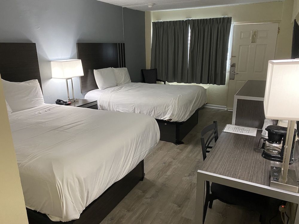 Red Carpet Inn & Suites Standard Room, 2 Queen Beds, Non Smoking 9