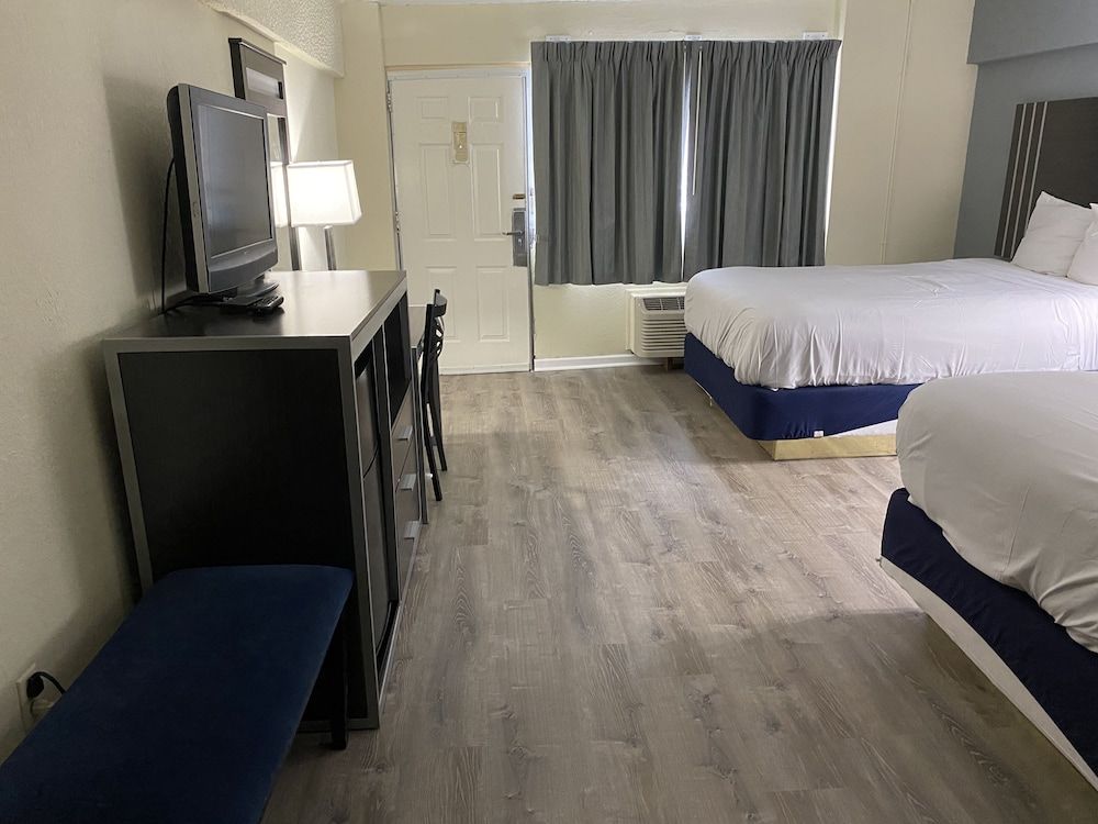 Red Carpet Inn & Suites Standard Room, 2 Queen Beds, Non Smoking 8