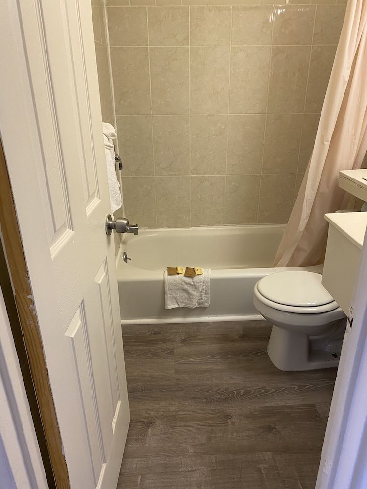 Red Carpet Inn & Suites Standard Room, 2 Queen Beds, Non Smoking 21