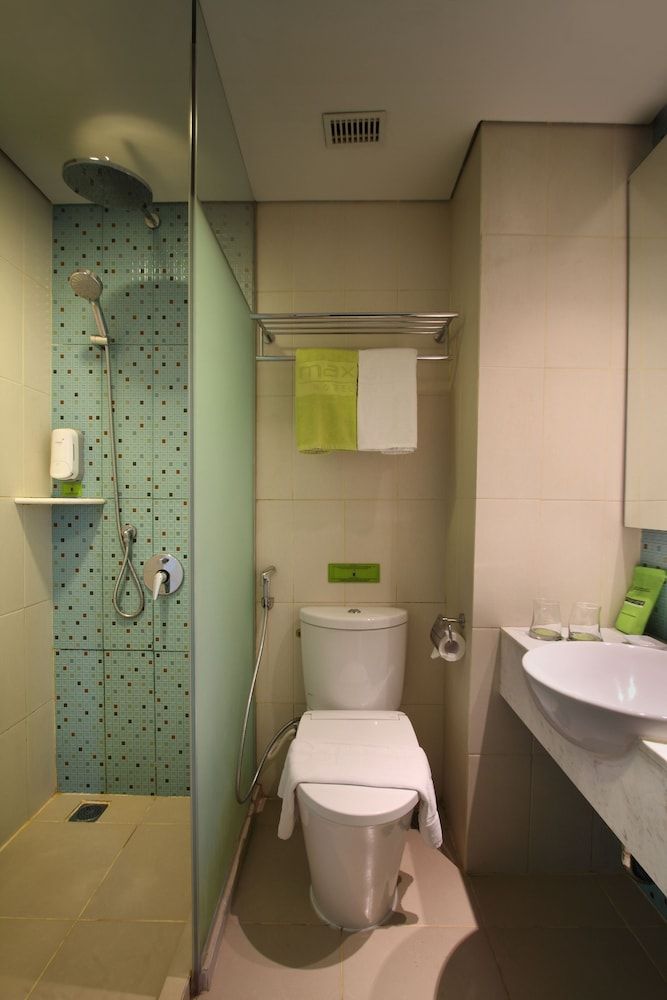 undefined MaxOne Hotels at Pemuda 4