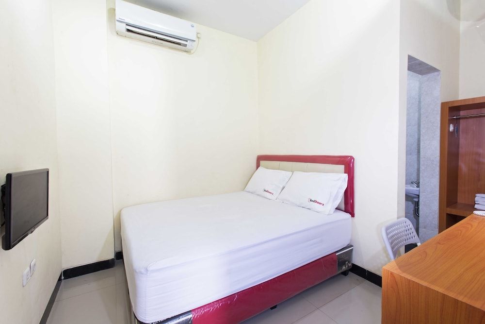 RedDoorz Plus @ Jalan Pemuda Jakarta Standard Double Room, 1 Double Bed 3