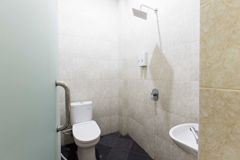 RedDoorz Plus @ Jalan Pemuda Jakarta Standard Double Room, 1 Double Bed 7