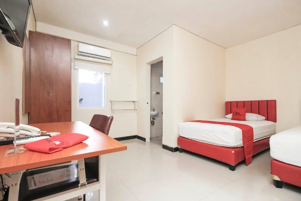 RedDoorz Plus @ Jalan Pemuda Jakarta Standard Twin Room, 2 Twin Beds 3