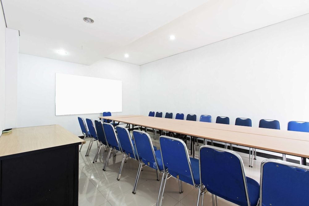 undefined RedDoorz Plus @ Jalan Pemuda Jakarta 6