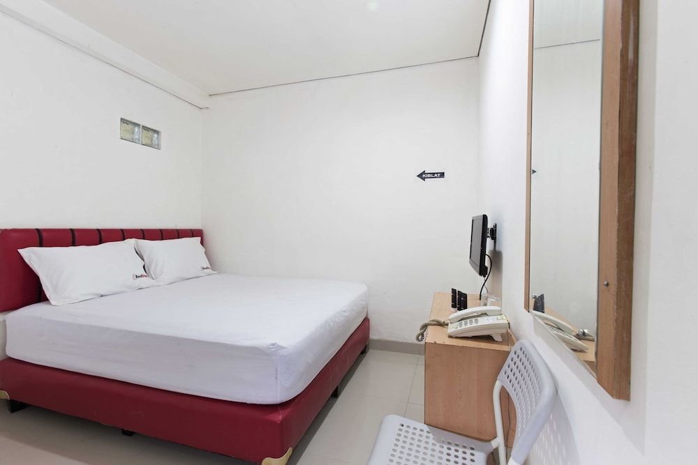 RedDoorz Plus @ Jalan Pemuda Jakarta Standard Double Room, 1 Double Bed 2