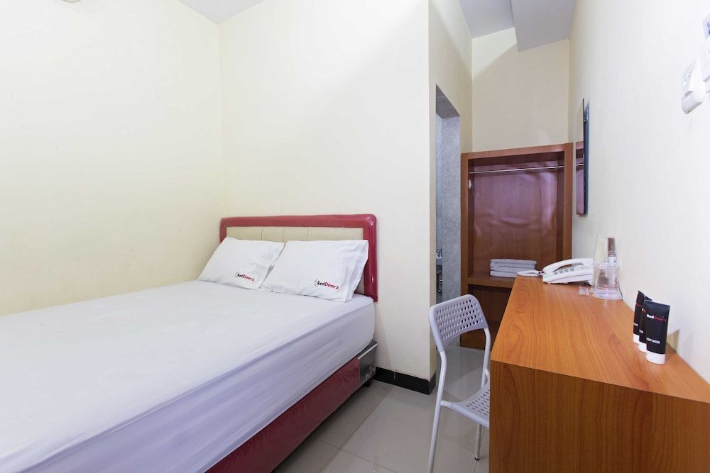 RedDoorz Plus @ Jalan Pemuda Jakarta Standard Double Room, 1 Double Bed 4