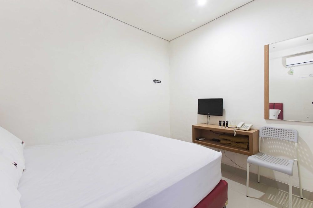 RedDoorz Plus @ Jalan Pemuda Jakarta Standard Twin Room, 2 Twin Beds 6