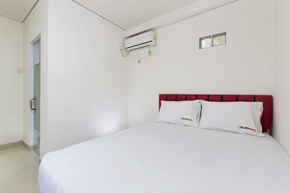 RedDoorz Plus @ Jalan Pemuda Jakarta Standard Twin Room, 2 Twin Beds 2