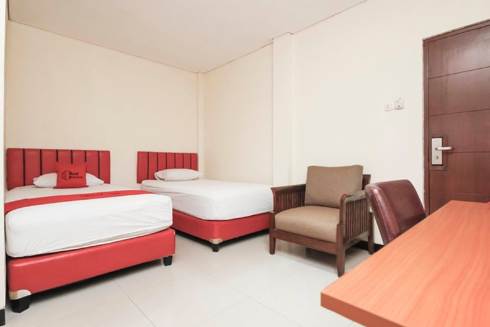 RedDoorz Plus @ Jalan Pemuda Jakarta Standard Twin Room, 2 Twin Beds 4
