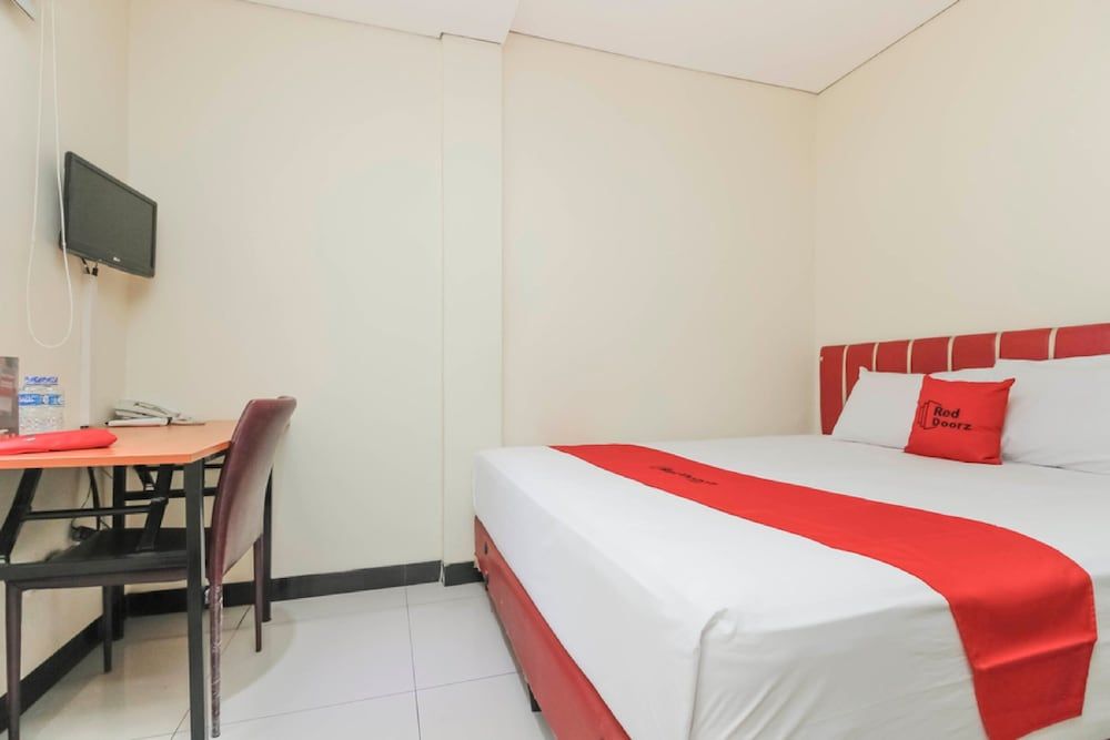 RedDoorz Plus @ Jalan Pemuda Jakarta Standard Double Room, 1 Double Bed 5