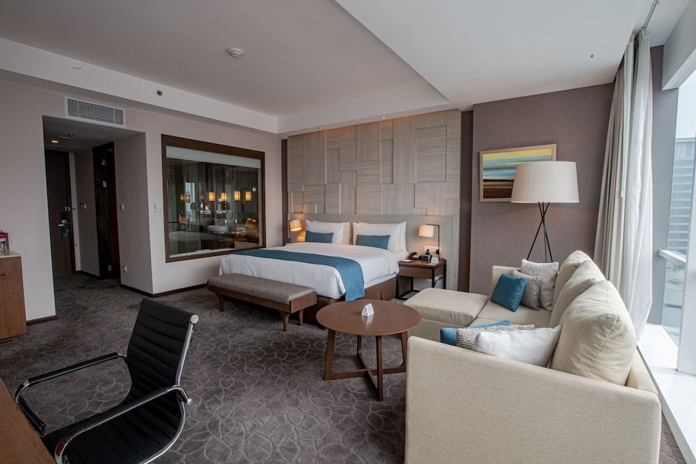 Junior Suite, 1 King Bed, Accessible, Club Lounge Access