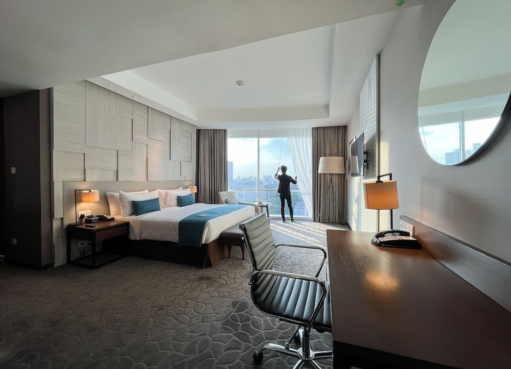 Premium Room, 1 King Bed, Accessible, Club Lounge Access