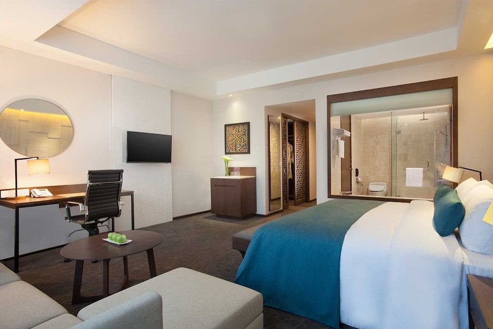 Junior Suite, 1 King Bed, Accessible, Club Lounge Access