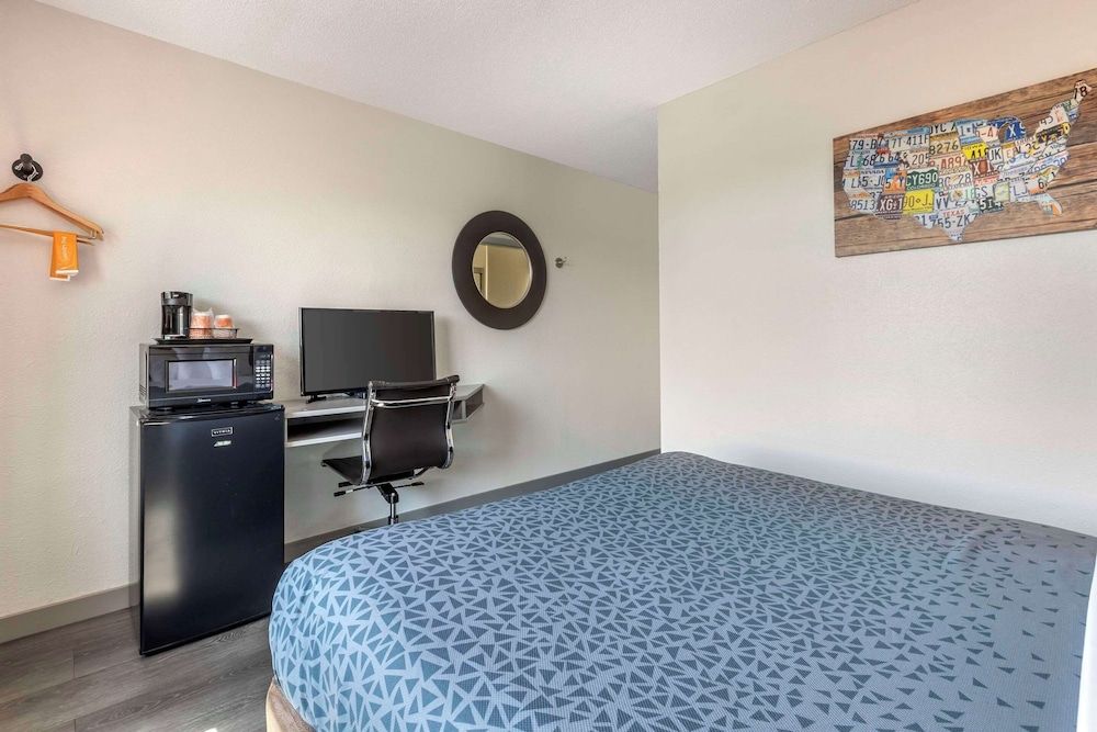 Standard Room, 1 Queen Bed, Non Smoking (Mini Fridge)