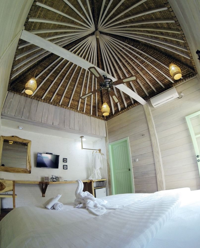 Gili Breeze Tropical Bungalows Deluxe King room 2