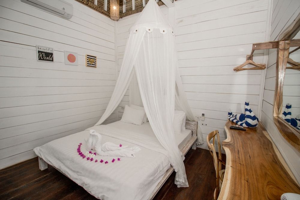 Gili Breeze Tropical Bungalows Deluxe King room 5