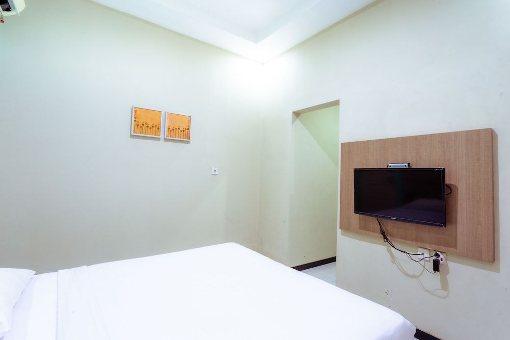 Ardhya Guest House Deluxe Double Room 8