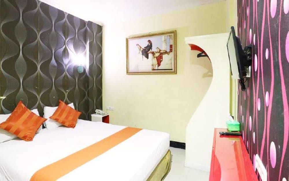 undefined Hollywood Hotel 3