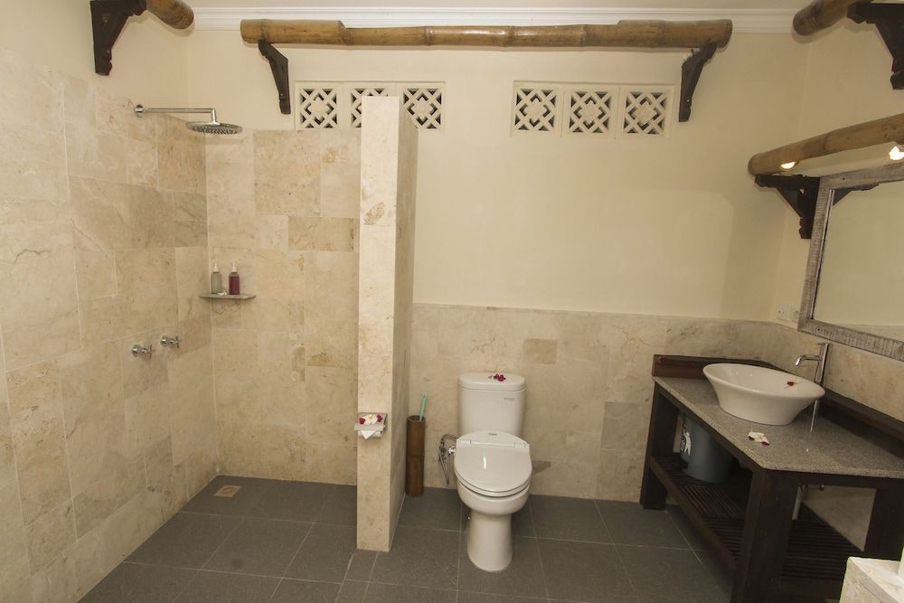 Rinjani Lodge Deluxe Triple Room 4