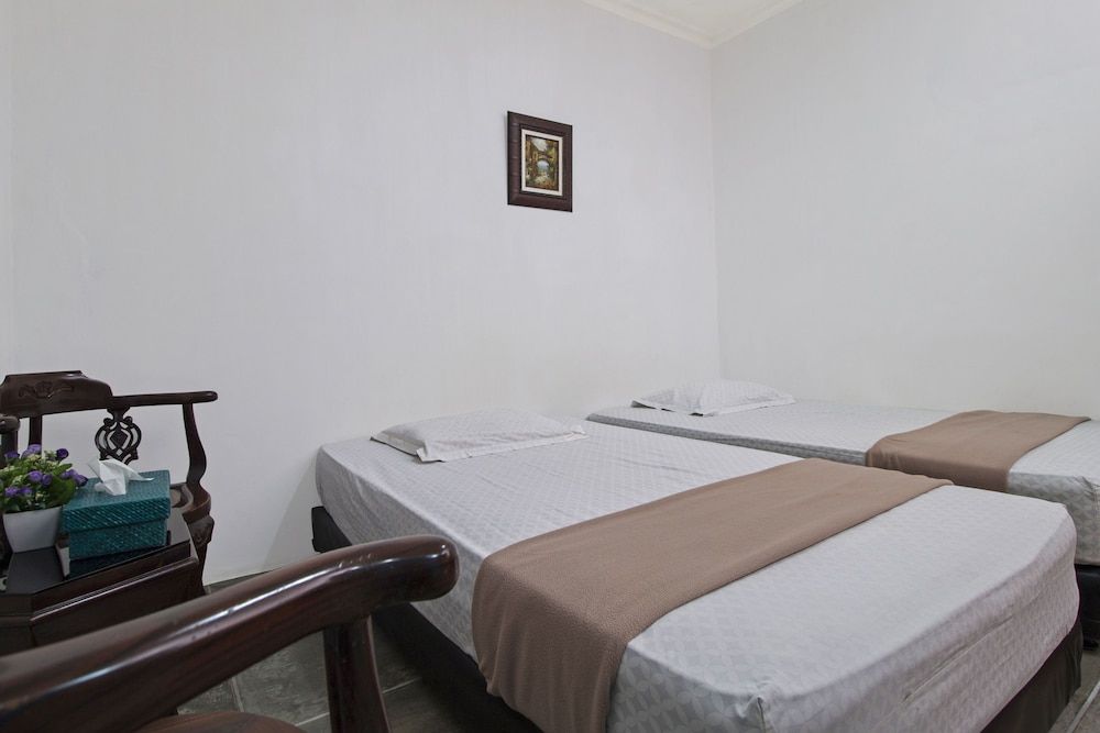 RedDoorz @ Radio Dalam Double Room 3