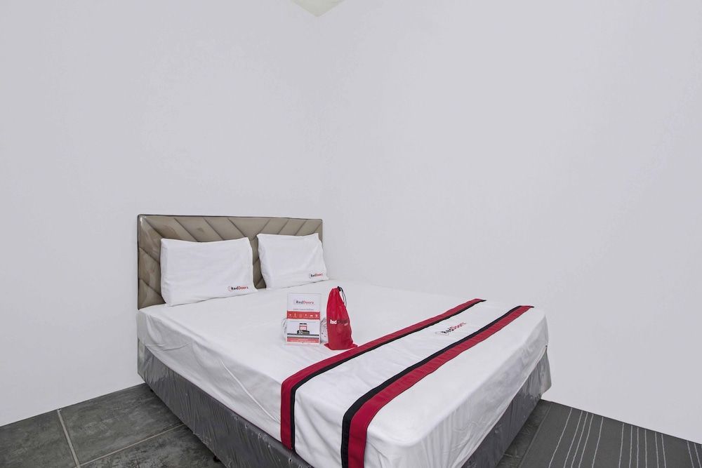 RedDoorz @ Radio Dalam Double Room 8