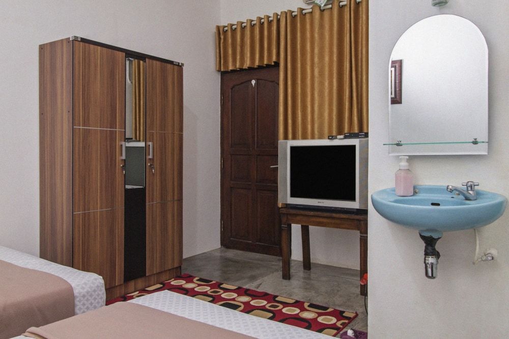 RedDoorz @ Radio Dalam Double Room 16