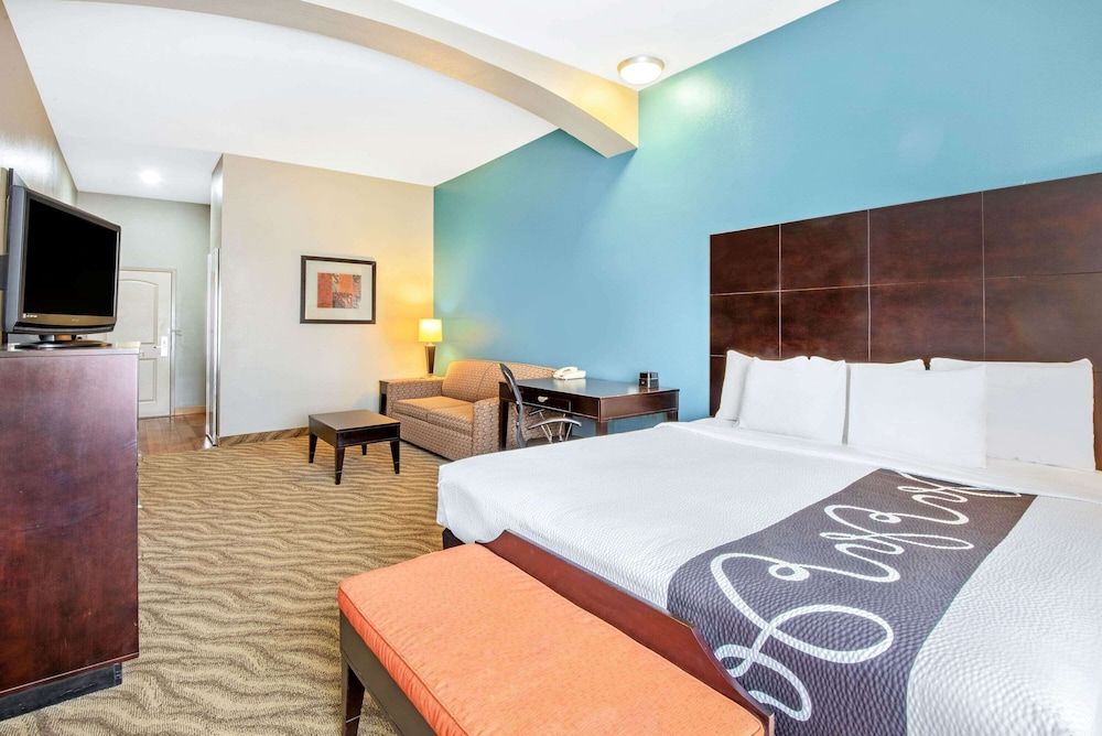 Deluxe Room, 1 King Bed, Accessible, Non Smoking (Mobility/Hearing, Tub w/ Grab Bars)