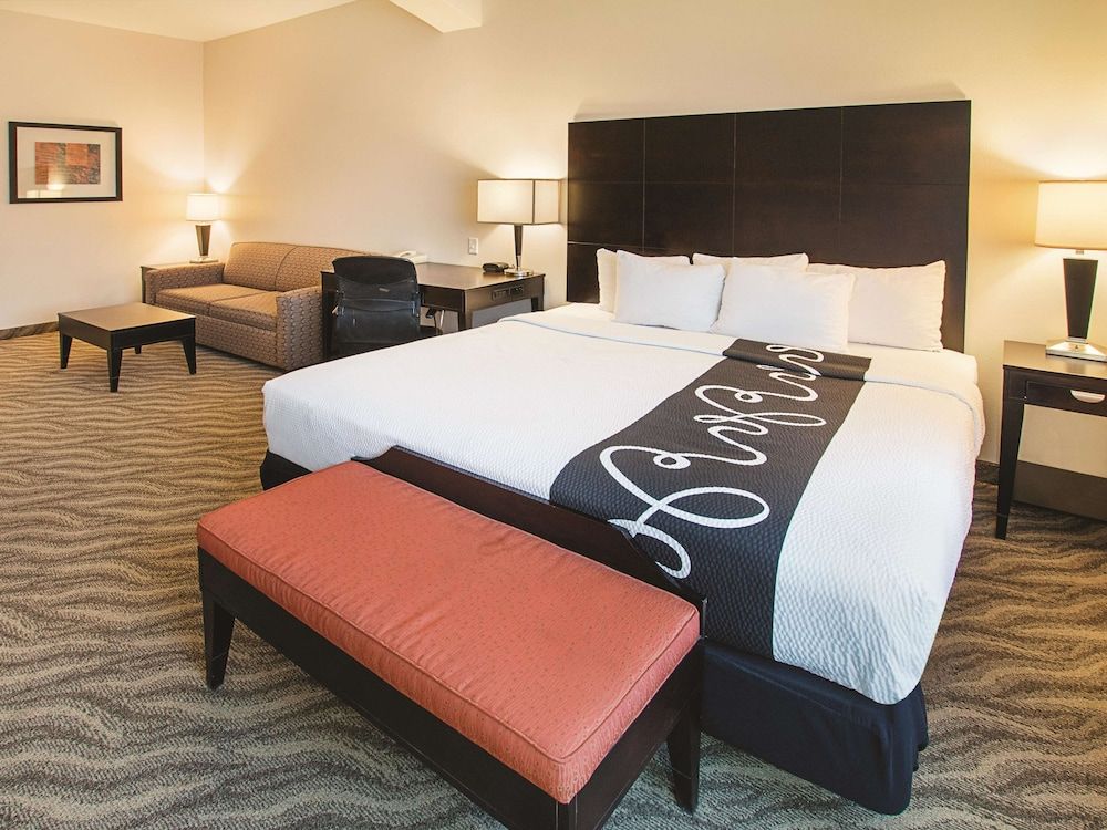 Deluxe Room, 1 King Bed, Accessible, Non Smoking (Mobility/Hearing, Tub w/ Grab Bars)