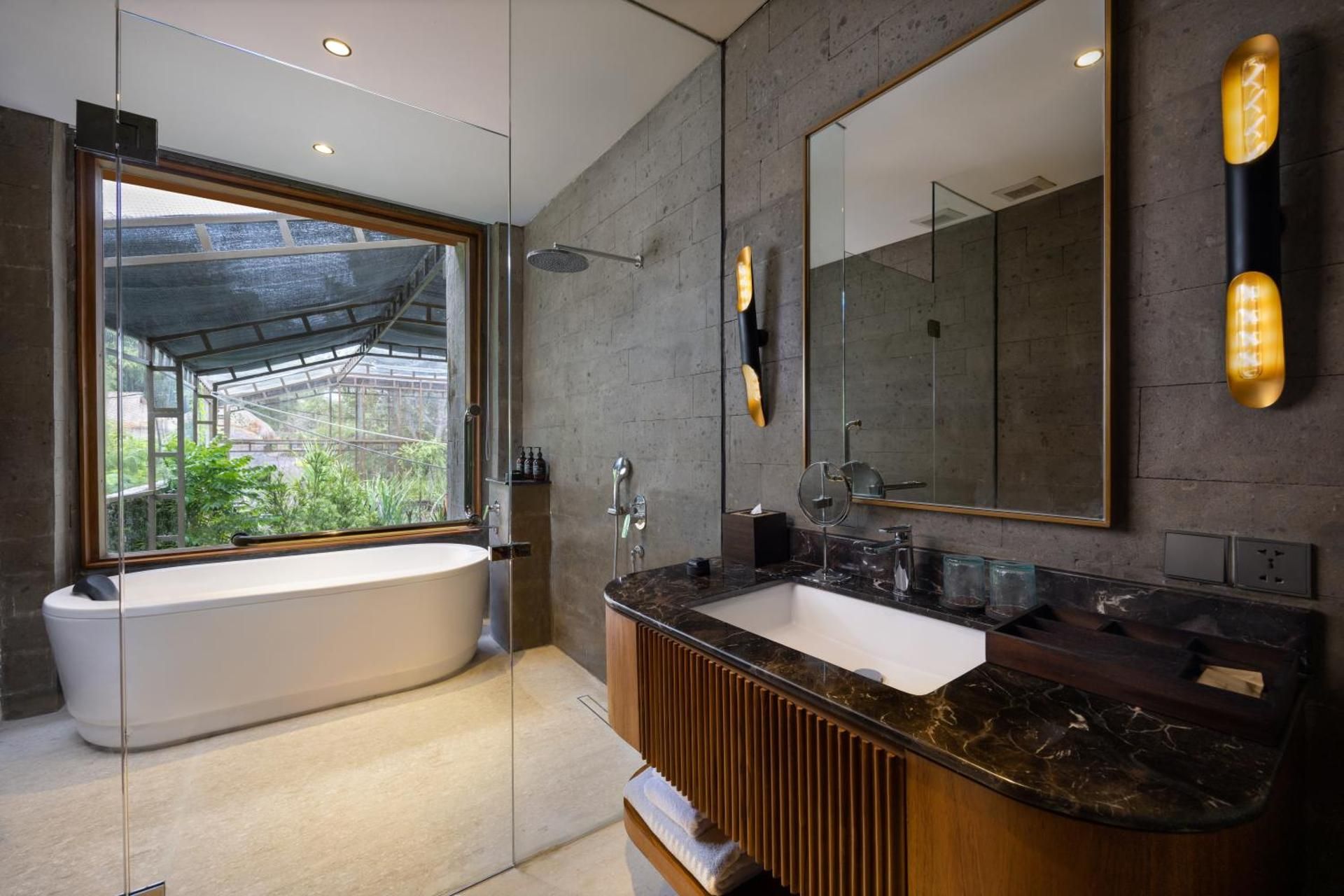 Family Suite Aviary with Free Benefit