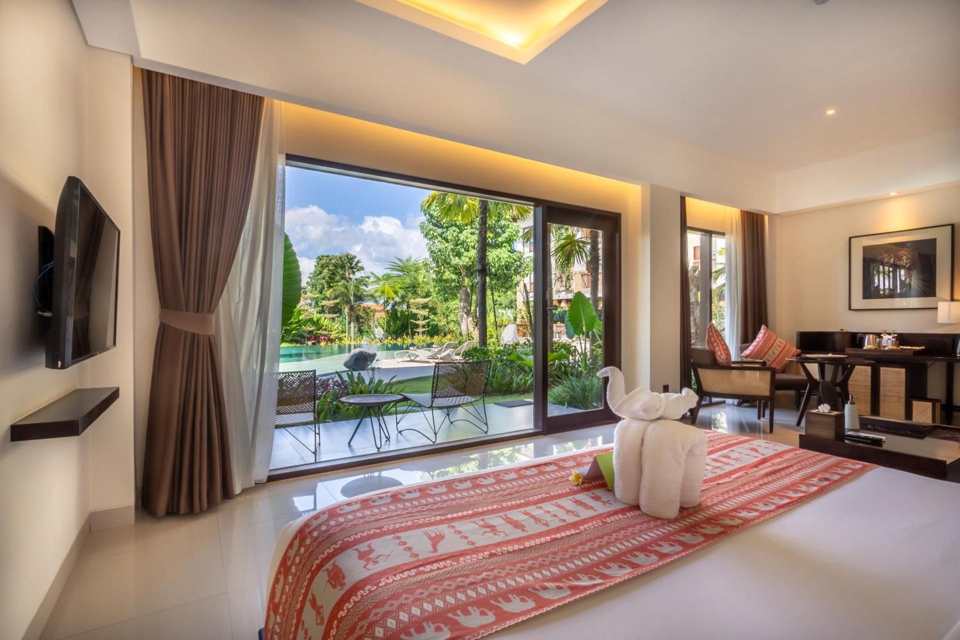 Suite Room with Pool Access and Free Benefit