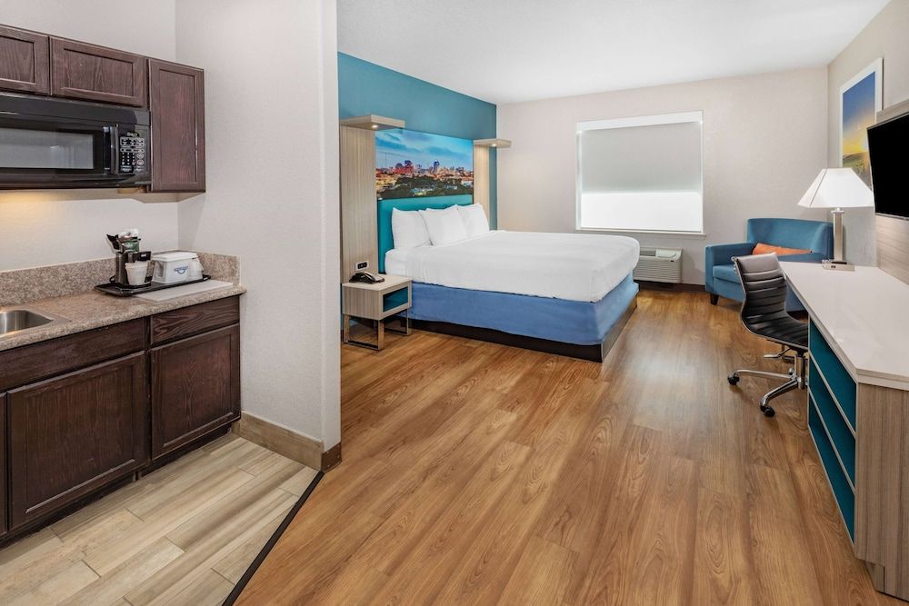 Studio Suite, 1 King Bed, Non Smoking