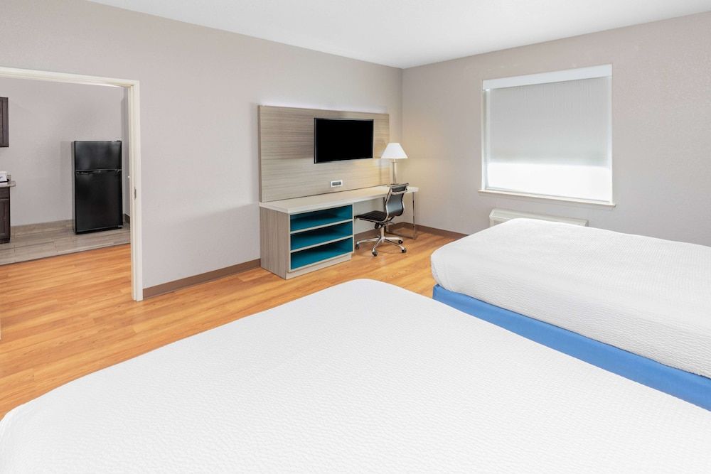 Suite, 2 Bedrooms, Non Smoking (1 King & 2 Queen Beds)