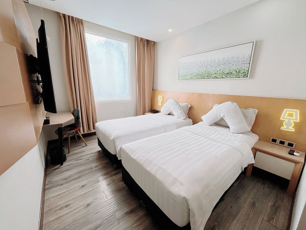 Verse Luxe Hotel Wahid Hasyim Superior Room Twin Bed
