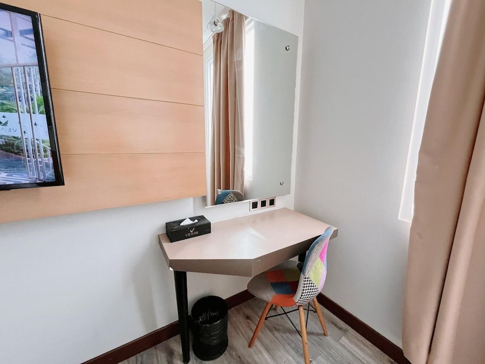 Verse Luxe Hotel Wahid Hasyim Superior Room Twin Bed 4
