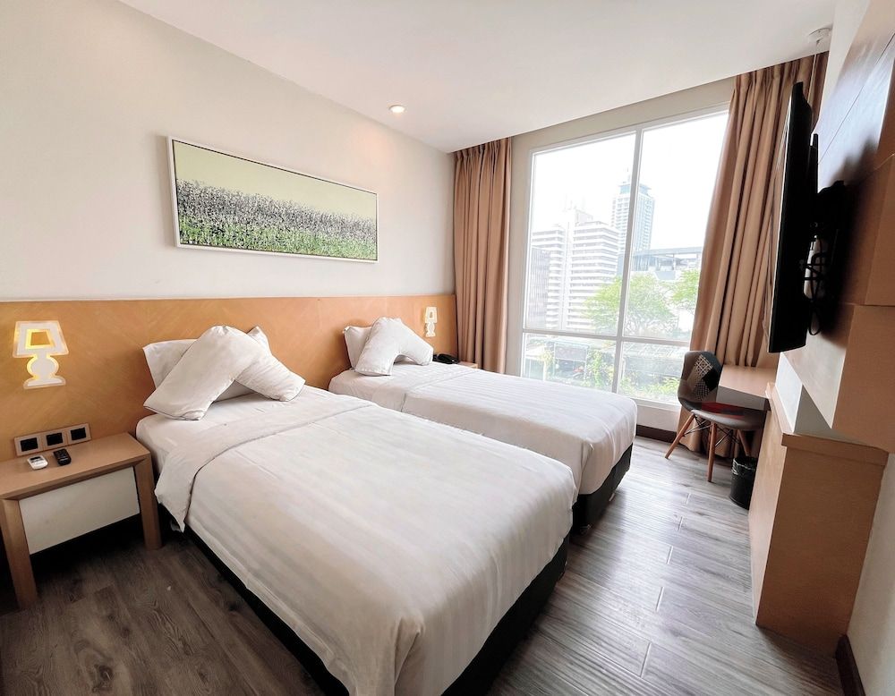 Verse Luxe Hotel Wahid Hasyim Superior Room Twin Bed 3
