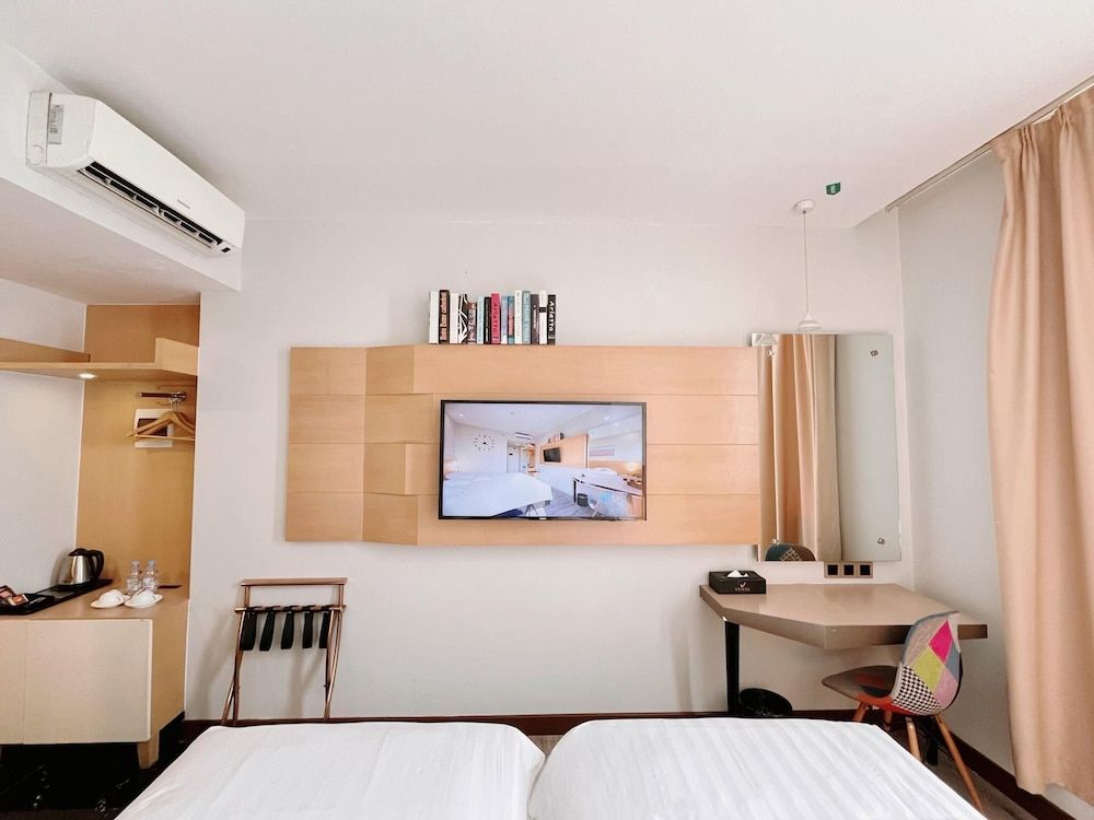 Verse Luxe Hotel Wahid Hasyim Superior Room Twin Bed 6
