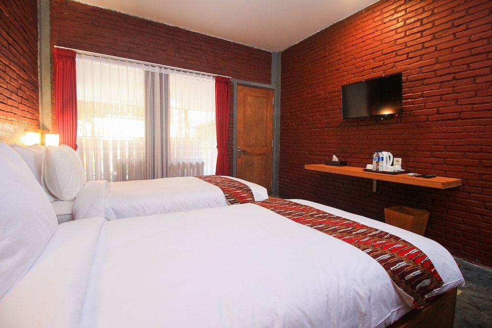 Wahid Borobudur Deluxe Twin Room, Poolside