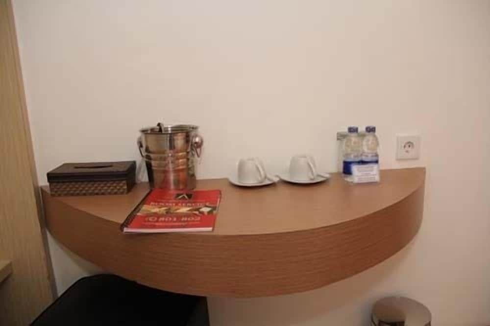 Antoni Hotel Standard Room 11