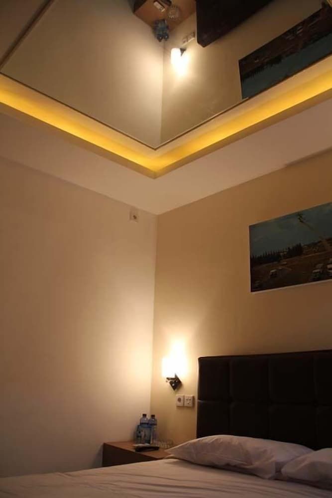 Antoni Hotel Standard Room 8